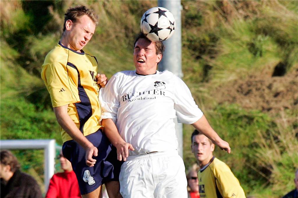 Im November 2005 gewann die Spvg Schwerin (gelbe Hemden) das Bezirksliga-Derby beim SuS Merklinde mit 3:0.