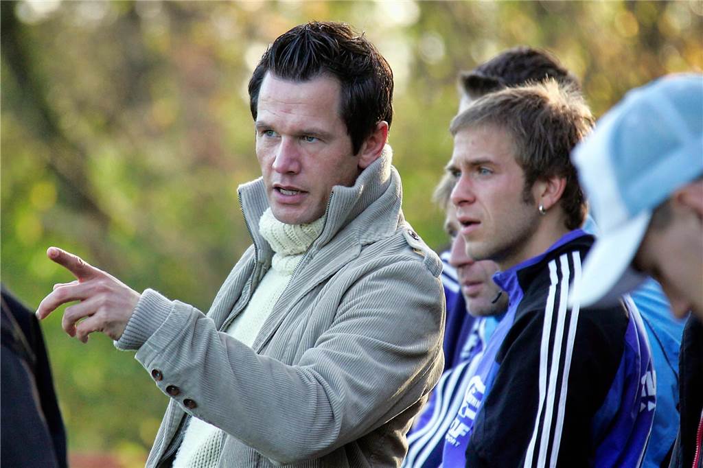 Im November 2005 gewann die Spvg Schwerin (gelbe Hemden) das Bezirksliga-Derby beim SuS Merklinde mit 3:0.