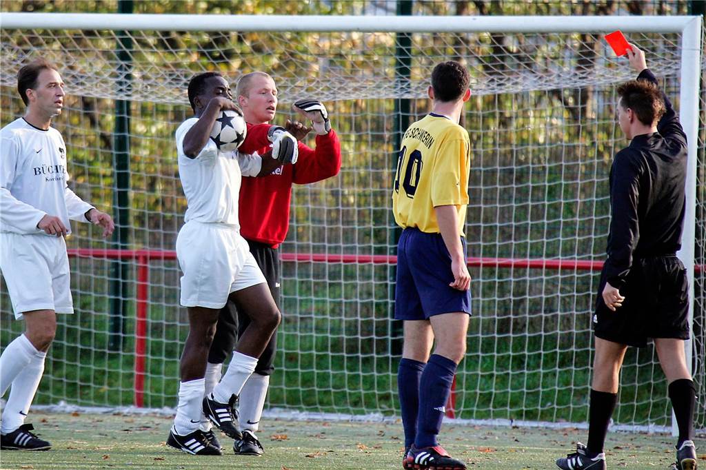 Im November 2005 gewann die Spvg Schwerin (gelbe Hemden) das Bezirksliga-Derby beim SuS Merklinde mit 3:0.