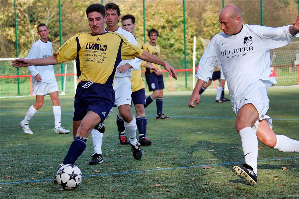 Im November 2005 gewann die Spvg Schwerin (gelbe Hemden) das Bezirksliga-Derby beim SuS Merklinde mit 3:0.
