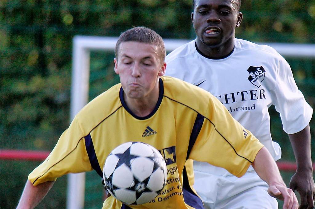 Im November 2005 gewann die Spvg Schwerin (gelbe Hemden) das Bezirksliga-Derby beim SuS Merklinde mit 3:0.