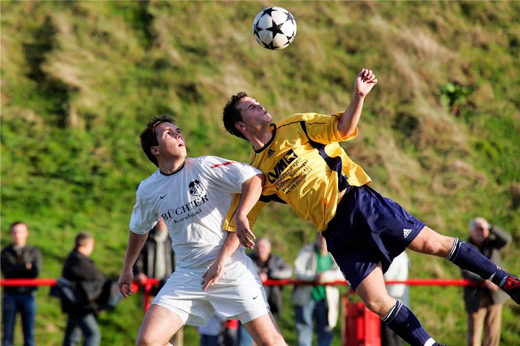 Im November 2005 gewann die Spvg Schwerin (gelbe Hemden) das Bezirksliga-Derby beim SuS Merklinde mit 3:0.