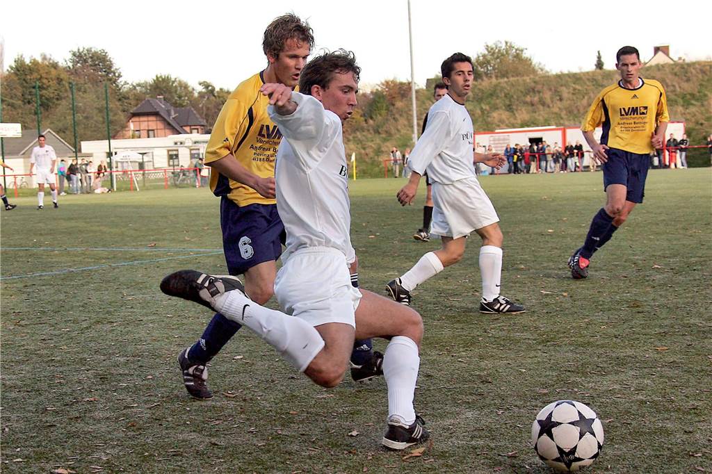 Im November 2005 gewann die Spvg Schwerin (gelbe Hemden) das Bezirksliga-Derby beim SuS Merklinde mit 3:0.