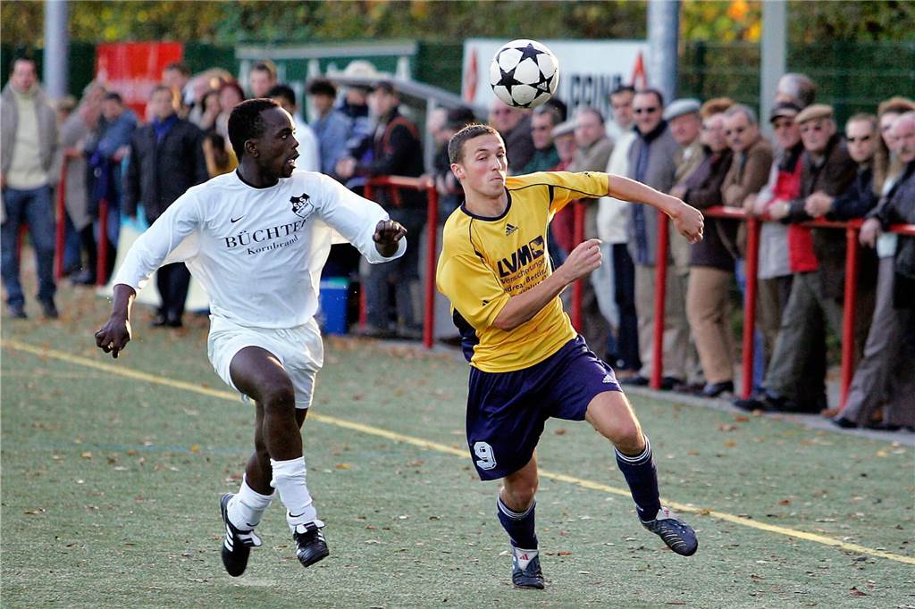Im November 2005 gewann die Spvg Schwerin (gelbe Hemden) das Bezirksliga-Derby beim SuS Merklinde mit 3:0.