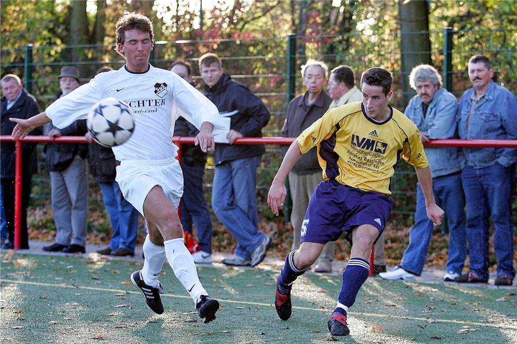 Im November 2005 gewann die Spvg Schwerin (gelbe Hemden) das Bezirksliga-Derby beim SuS Merklinde mit 3:0.