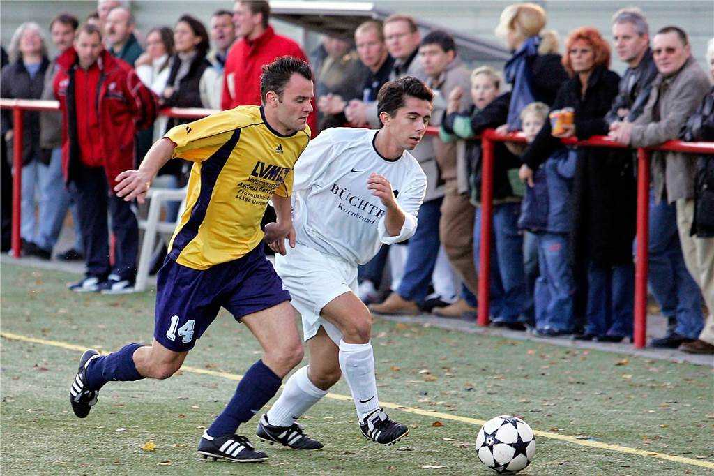Im November 2005 gewann die Spvg Schwerin (gelbe Hemden) das Bezirksliga-Derby beim SuS Merklinde mit 3:0.
