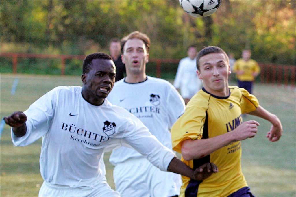 Im November 2005 gewann die Spvg Schwerin (gelbe Hemden) das Bezirksliga-Derby beim SuS Merklinde mit 3:0.