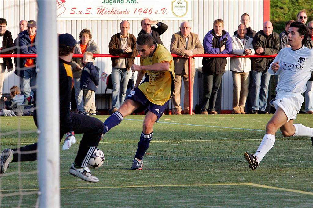 Im November 2005 gewann die Spvg Schwerin (gelbe Hemden) das Bezirksliga-Derby beim SuS Merklinde mit 3:0.