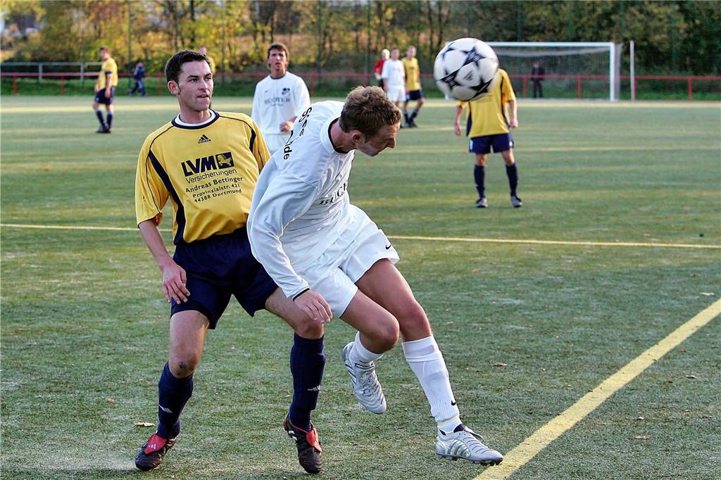 Im November 2005 gewann die Spvg Schwerin (gelbe Hemden) das Bezirksliga-Derby beim SuS Merklinde mit 3:0.