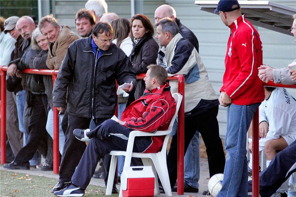Im November 2005 gewann die Spvg Schwerin (gelbe Hemden) das Bezirksliga-Derby beim SuS Merklinde mit 3:0.