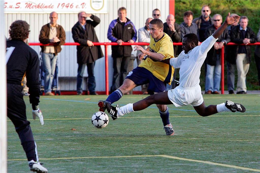 Im November 2005 gewann die Spvg Schwerin (gelbe Hemden) das Bezirksliga-Derby beim SuS Merklinde mit 3:0.