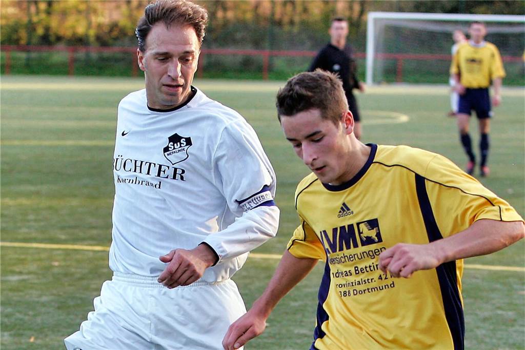Im November 2005 gewann die Spvg Schwerin (gelbe Hemden) das Bezirksliga-Derby beim SuS Merklinde mit 3:0.