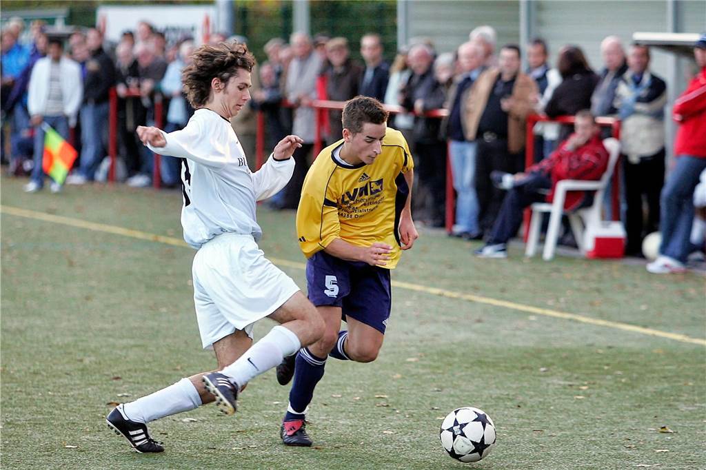 Im November 2005 gewann die Spvg Schwerin (gelbe Hemden) das Bezirksliga-Derby beim SuS Merklinde mit 3:0.