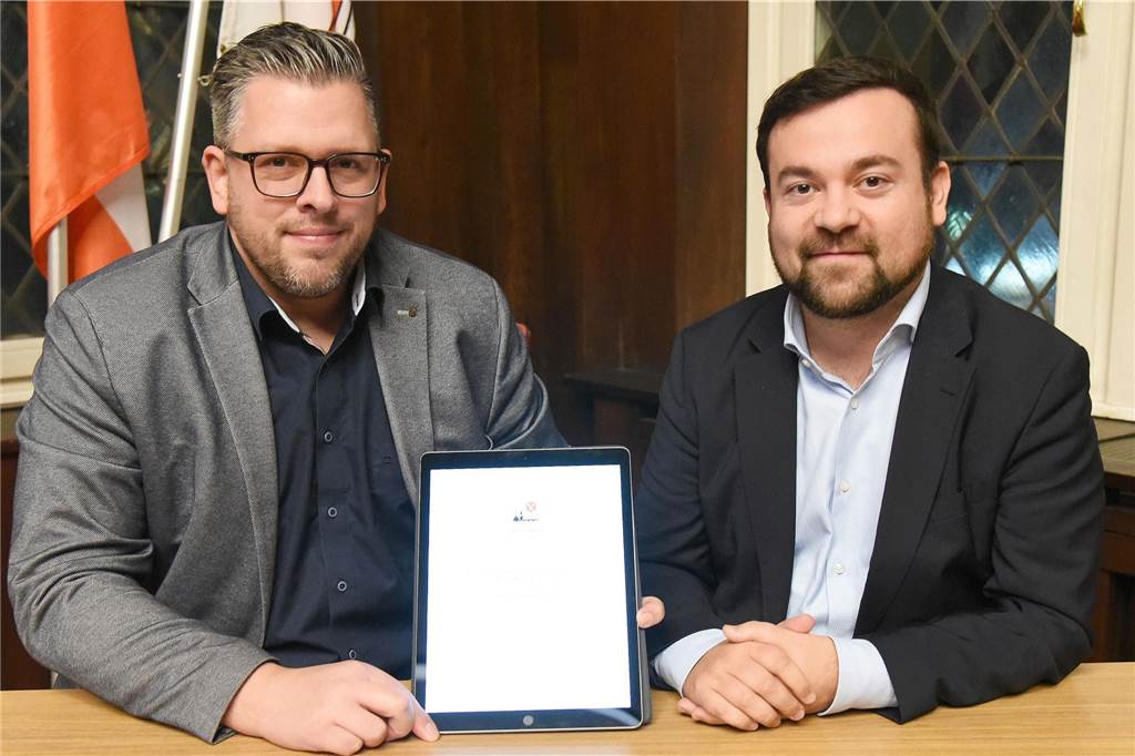Im November 2022 brachten Bürgermeister Dimitrios Axourgos und Kämmerer Niklas Luhmann den Haushalt 2023 ein. Der Rat entschied jetzt positiv.