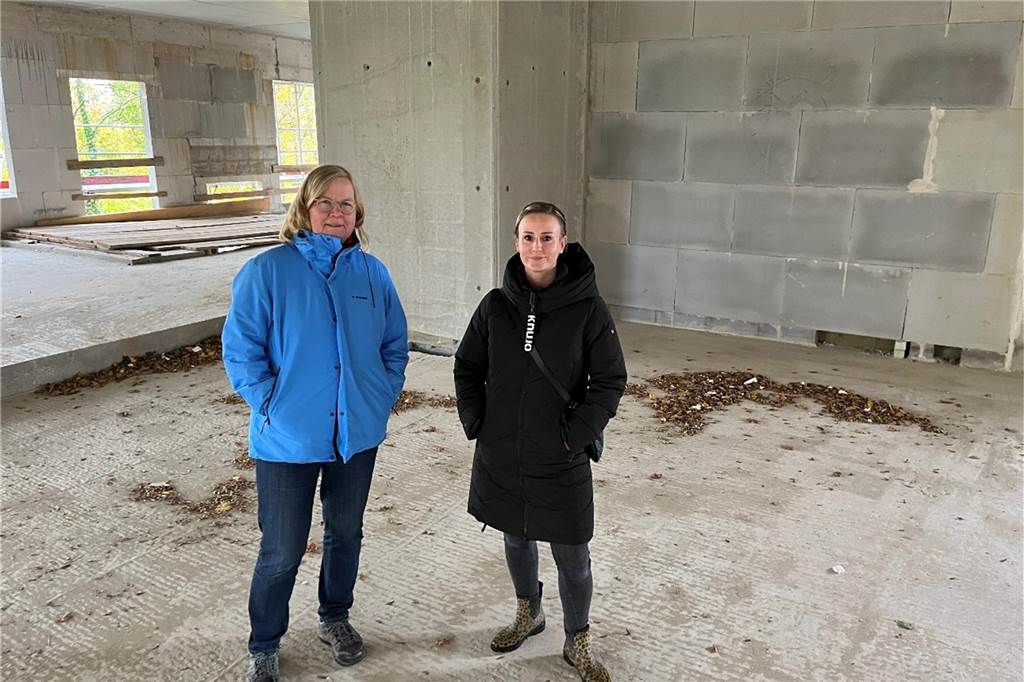 Kindergarten in den Katharinenhöfen: „Wir sind endlich am Ziel!“ Im November 2023 stellten Pfarrerin Merle Vokkert und Alina Moors im Rohbau das Konzept für den neuen Kindergarten vor.