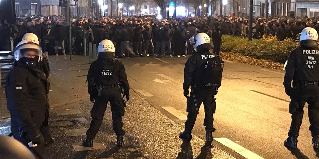 Dortmund erwartet tausende dänische Fans – ungewöhnlich früher Anstoß Im November sind rund 5000 niederländische Fans von der Dortmunder City zum Stadion gezogen.
