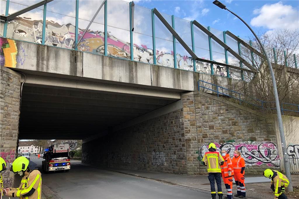 Mit Video: Spektakulärer Feuerwehr-Einsatz an A2 in Castrop-Rauxel Im oberen Bildteil ist der Rest des Metallteils zu erkennen, dessen andere Hälfte unten rechts neben der Straße liegt.