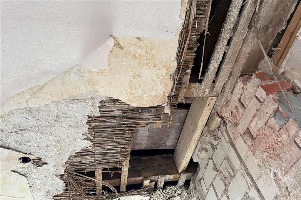 Kernsanierung statt Abriss: Familie Bennemann saniert Villa am Fürstenberg Im Obergeschoss der alten Villa sind noch die Reste der Plisterdecke zu erkennen.