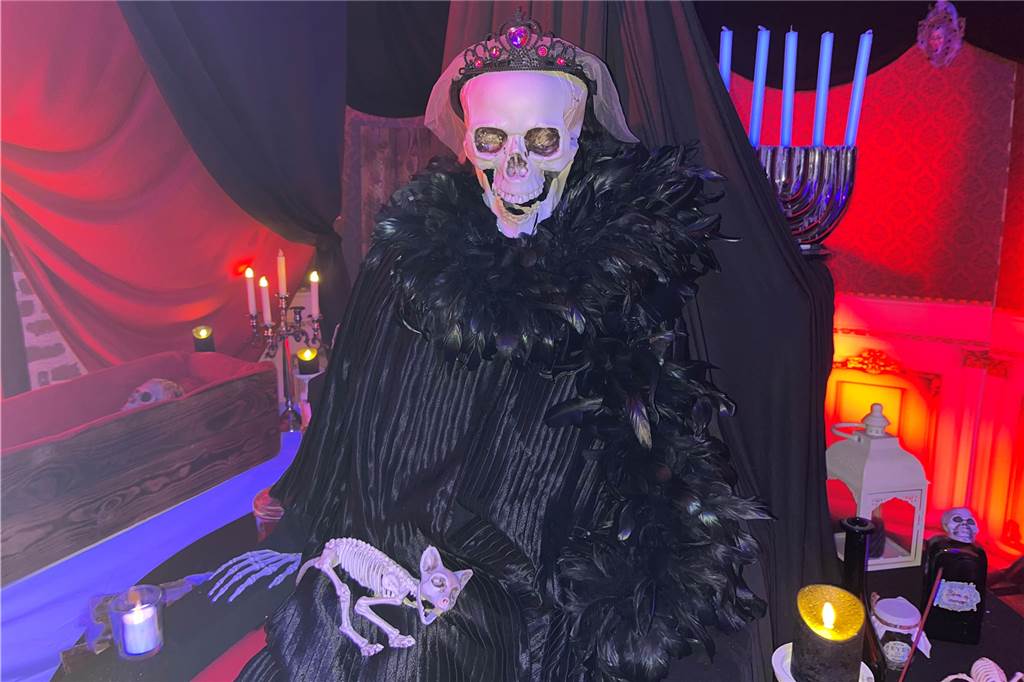 Halloween in Frankreich: Uralte Mühle wird zum Grusel-Schauplatz Im obersten Stockwerk sitzt eine Totenkopf-Königin auf ihrem Thron.