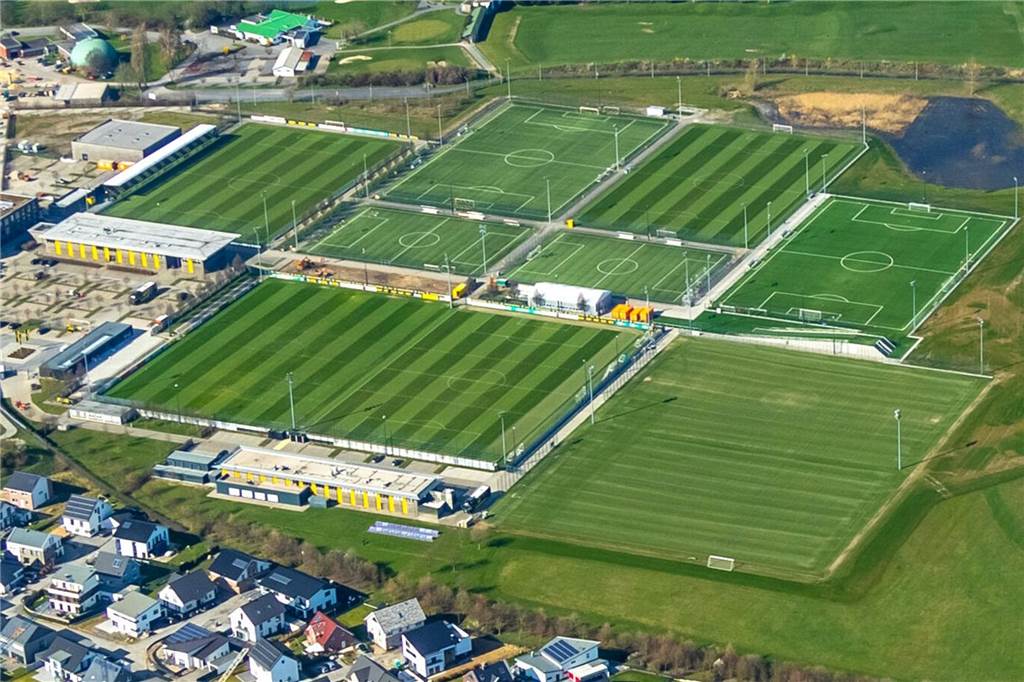 BVB-Trainingsgelände: Umbau schreitet voran - Pförtnerhaus mit Clou Im östlichen Bereich des Trainingsgeländes sind bereits im vergangenen Sommer zwei neue Rasenplätze sowie ein Kunstrasengeläuf entstanden.