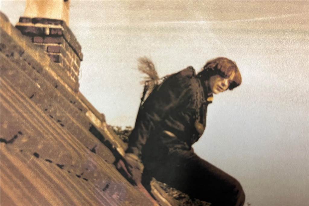 Nach 50 Jahren macht Schornsteinfeger Klaus Henzerling seine Abschiedstour Ein altes Foto zeigt den Schornsteinfeger Klaus Henzerling wie er über die Dächer in der Schüruferstraße klettert.