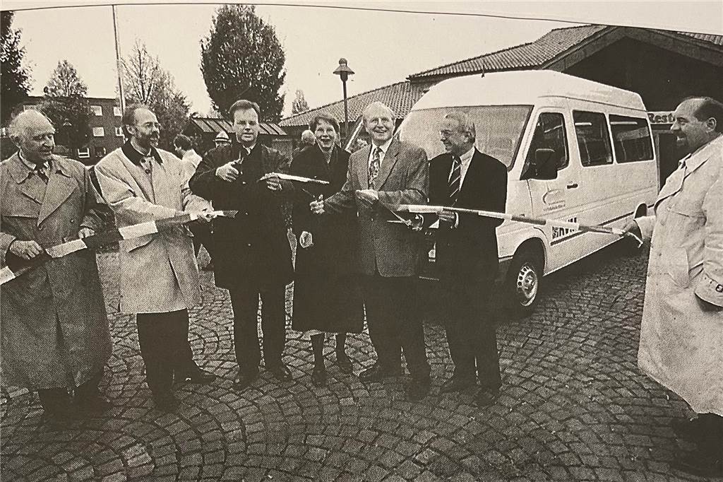 Bürgerbusverein Olfen feiert Jubiläum: Seit 25 Jahren fahren Bürger Bürger Im Oktober 1998 wurde der erste Olfener Bürgerbus feierlich in Betrieb genommen. Die damalige Bürgerbus-Vereinsvorsitzende Beate Aufderheide und Bürgermeister Josef Himmelmann (2.v.r.) freuten sich bei der Feier vor der Stadthalle mit Vertretern der RVM und der Gelsenwasser AG - wie der alte Zeitungsausschnitt zeigt.