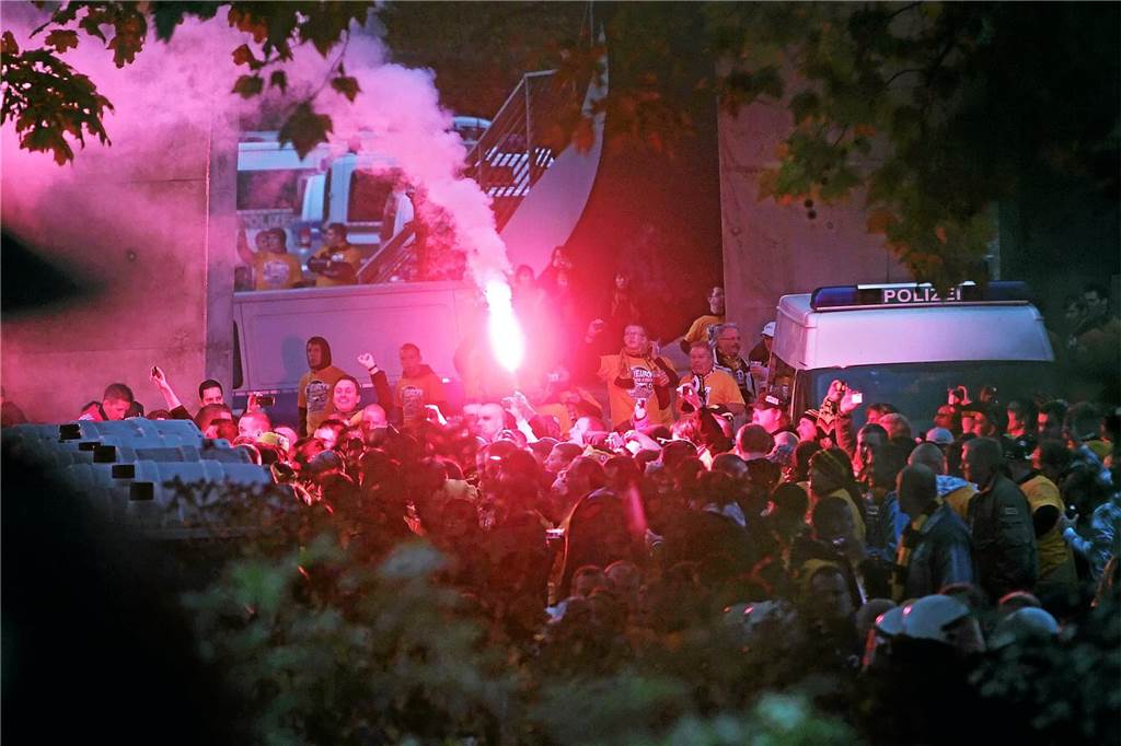 Dynamo Dresden spielt in Dortmund - Polizei erwartet „gewaltbereite Fans“ Im Oktober 2011 gab es im Umfeld des Stadion und auch darin Auseinandersetzungen zwischen Dresden-Fans und der Polizei.