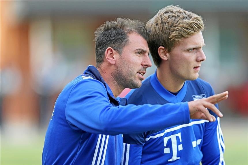 „Die Westfalenliga ist eine reizvolle Aufgabe“ Im Oktober 2013 war Toni Kotziampassis (l.) noch Trainer beim Fußball-Bezirksligisten SV Wacker Obercastrop und betreute in Erin-Kampfbahn unter anderem Spieler wie Marcel Herder.