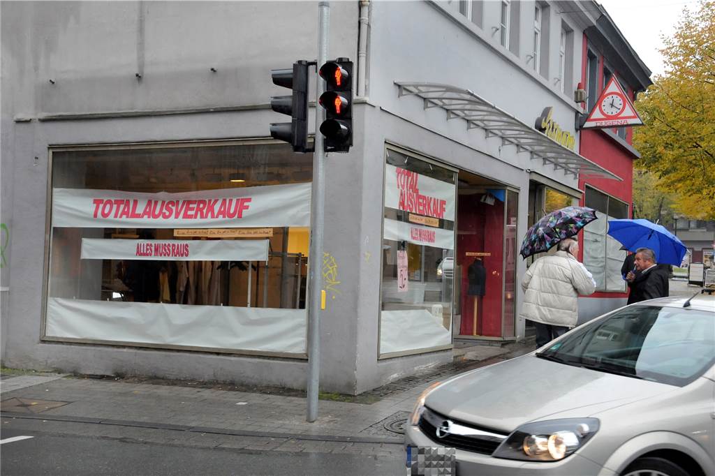Abriss in Schwertes Innenstadt - Platz für das Café Extrablatt? Im Oktober 2015 schlossen sich endgültig die Türen des Textilhauses Lauterbach.