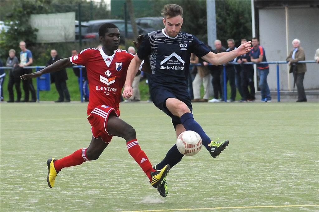 Einen Fußballer zog es nach Castrop-Rauxel - jetzt schaut er aus seiner fernen Heimat auf die Stadt Im Oktober 2015 zeichnete sich Mateusz Urbanski (r.) als Torschütze für die Spvg Schwerin in der Bezirksliga gegen den TuS Bövinghausen aus.