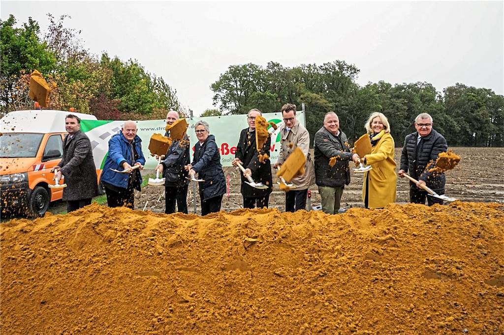B 474n-Baustelle: Stillstand, kein Radweg und Kostensteigerungen Mehrere Personen beim Spatenstich für die B 474n zwischen Datteln und Waltrop.