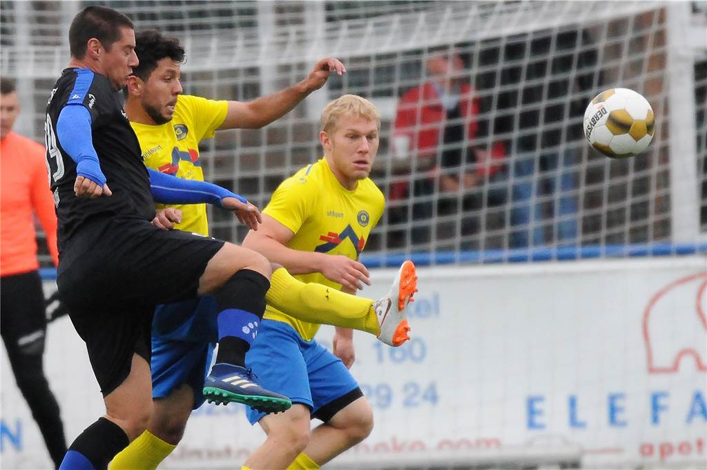 Trotz Kontakt und Nähe: Herner Kult-Goalgetter wurde nie warm mit Wacker Obercastrop Im Oktober 2019 traf Sven Rabe (dunkles Trikot) auf die Spg Schwerin II. Rabe schoss zwei Tore. Sein Team unterlag allerdings am Grafweg mit 2:6 (2:3).