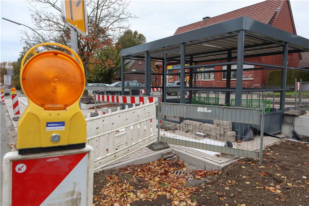 Mobilstationen nehmen Form an – Bald kommen die Fahrradboxen Im Oktober 2021 war die Mobilstation im Capeller Dorf noch eine Baustelle.