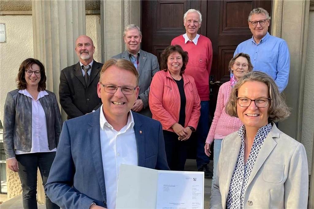 Deutliche Kritik am Zustand der Halle Auf den Äckern: Stadt muss handeln Im Oktober 2022 hatte NRW-Ministerin Ina Scharrenbach den Förderbescheid für die Turnhalle in Bork übergeben.