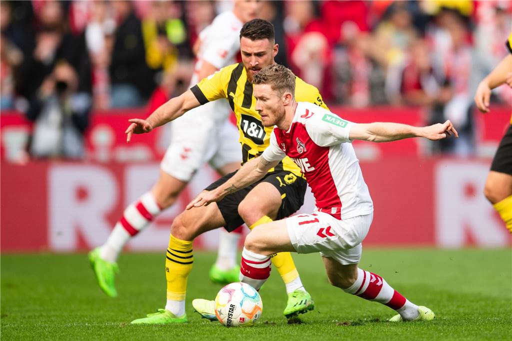 Der BVB ist zu Gast beim 1. FC Köln: So sehen Sie die Bundesliga live in TV und Stream Salih Özcan im Zweikampf.