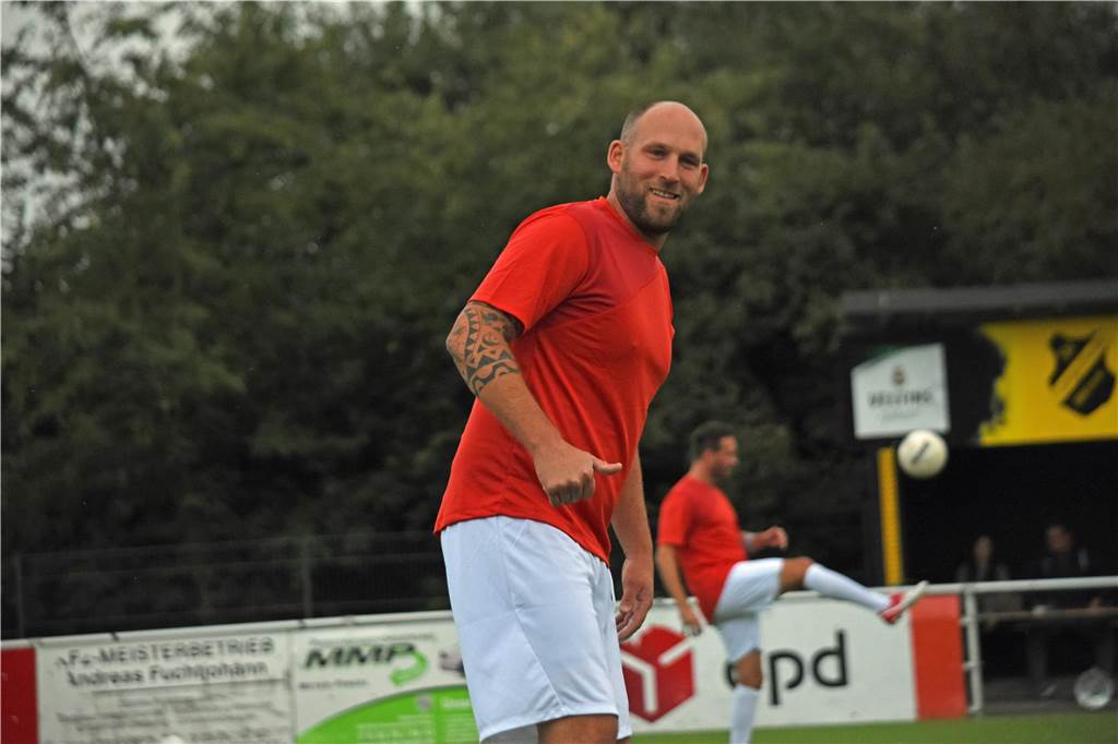Routinier ist zurück beim SV Langschede Tobias Schorsch steht auf dem Fußballplatz des SV Langschede und lächelt in die Kamera.