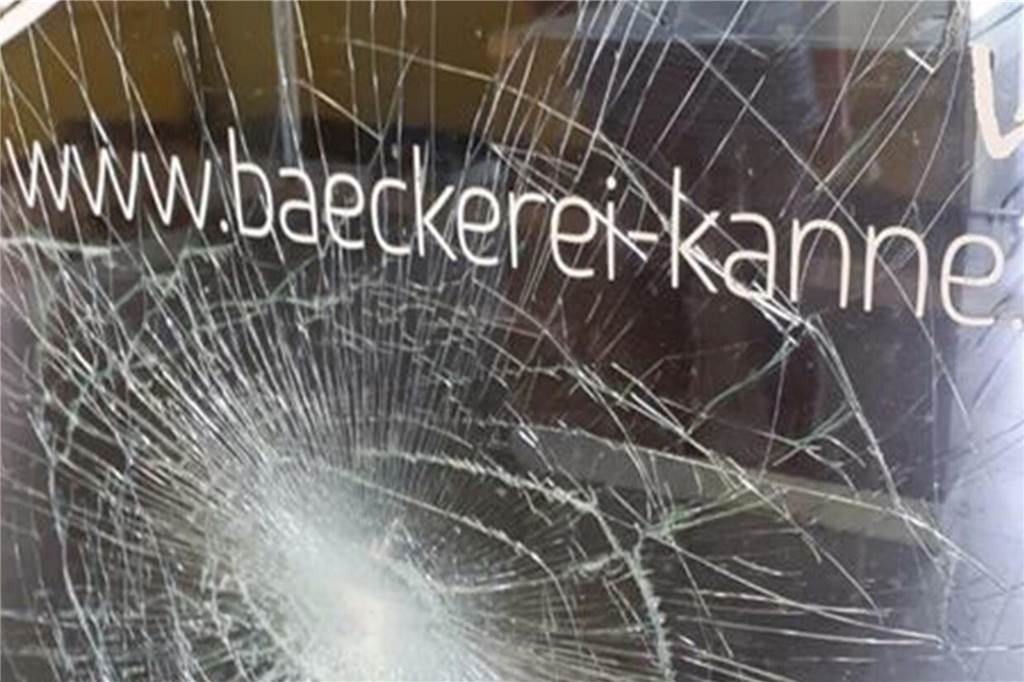Kameras am Bahnhof Preußen in Lünen installiert - Hauptbahnhof folgt Eine eingeschlagene Scheibe der ehemaligen Bäckerei Kanne im Hauptbahnhof Lünen