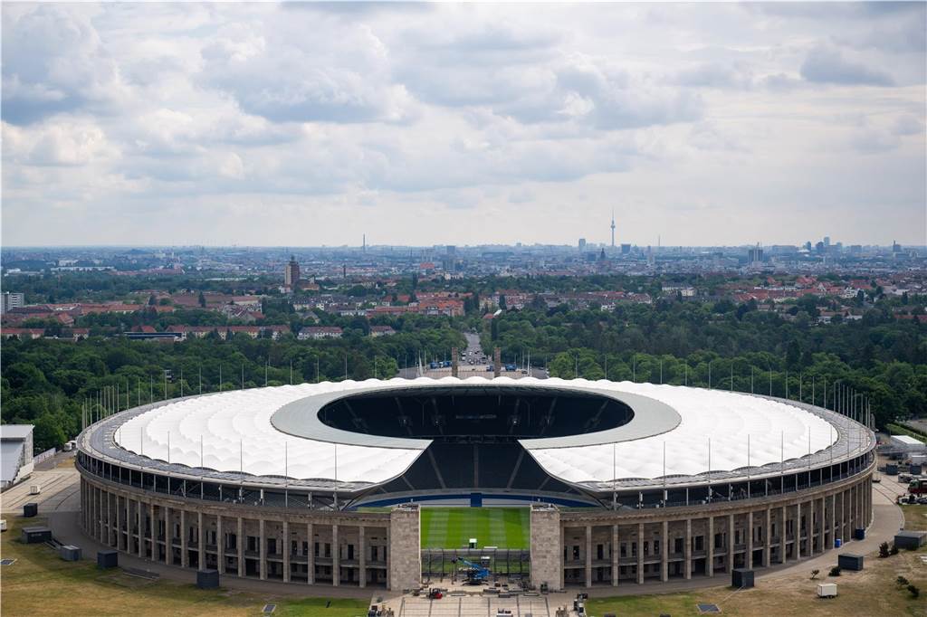 Spielorte der EM 2024: In diesen zehn Stadien wird gespielt Blick auf das Olympiastadion Berlin, Spielort des Finals der EM 2024.