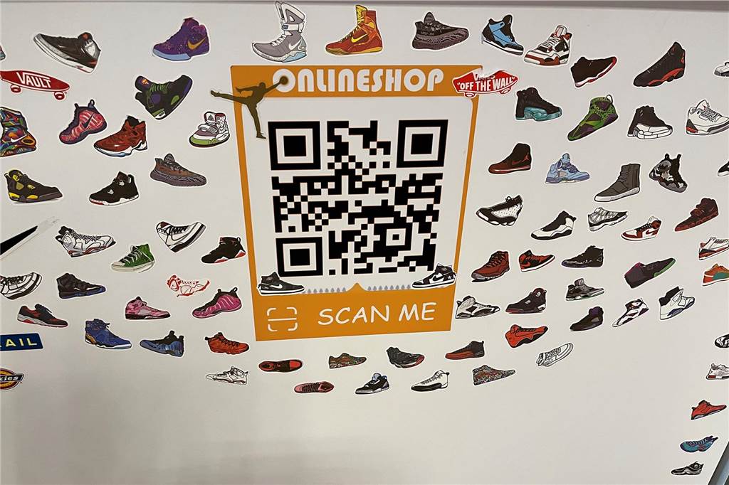 Wie wird in Lünen an der Kasse bezahlt? Händler findet: „Kartenzahlung ist überholt“ An der Kasse von Outletmania ist ein großflächiger QR-Code aufgeklebt.