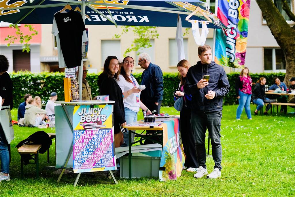 Im Park am Baukunstarchiv am ehemaligen Museum am Ostwall gab es zum ersten Mal ein DJ-Picknick.