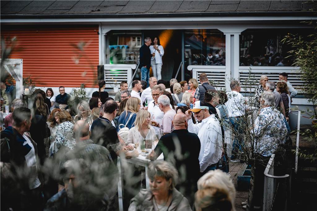 Im Parkbad Süd wurde in den Mai getanzt. Die Veranstaltung war schon im Voraus ausverkauft, die Stimmung – angeheizt von DJ Manuel Maurer – ausgelassen.