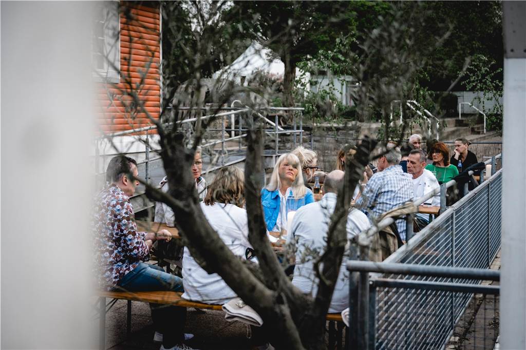 Im Parkbad Süd wurde in den Mai getanzt. Die Veranstaltung war schon im Voraus ausverkauft, die Stimmung – angeheizt von DJ Manuel Maurer – ausgelassen.