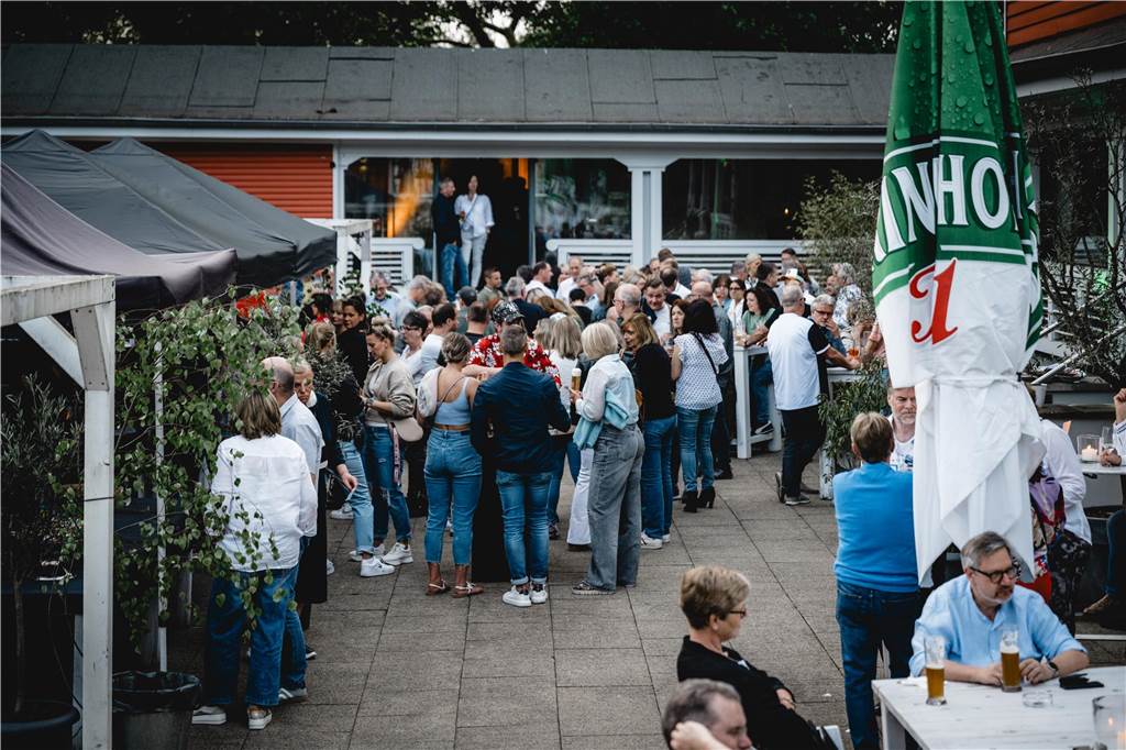 Im Parkbad Süd wurde in den Mai getanzt. Die Veranstaltung war schon im Voraus ausverkauft, die Stimmung – angeheizt von DJ Manuel Maurer – ausgelassen.