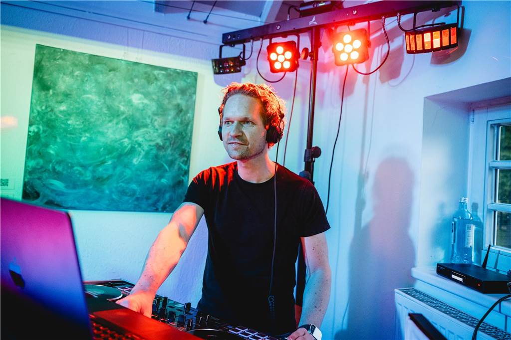 Im Parkbad Süd wurde in den Mai getanzt. Die Veranstaltung war schon im Voraus ausverkauft, die Stimmung – angeheizt von DJ Manuel Maurer – ausgelassen.