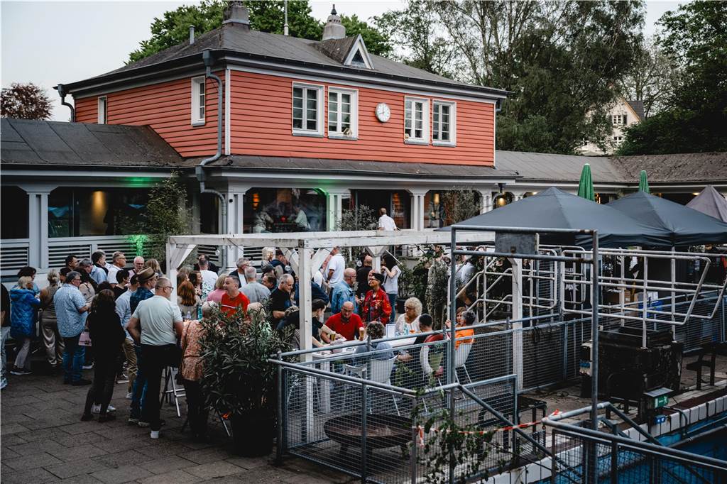 Im Parkbad Süd wurde in den Mai getanzt. Die Veranstaltung war schon im Voraus ausverkauft, die Stimmung – angeheizt von DJ Manuel Maurer – ausgelassen.