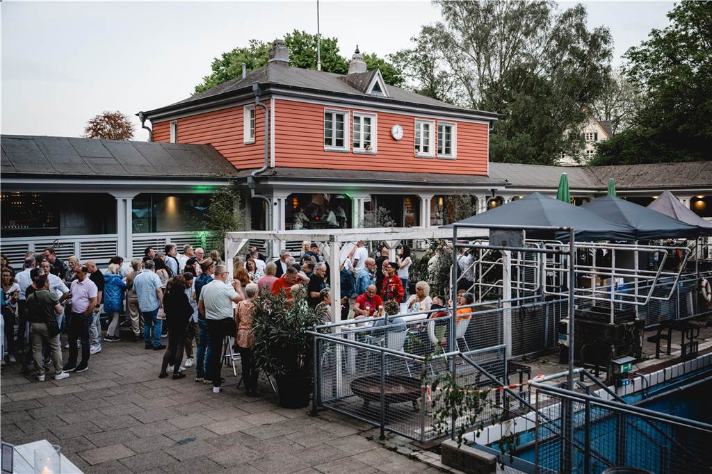 Im Parkbad Süd wurde in den Mai getanzt. Die Veranstaltung war schon im Voraus ausverkauft, die Stimmung – angeheizt von DJ Manuel Maurer – ausgelassen.