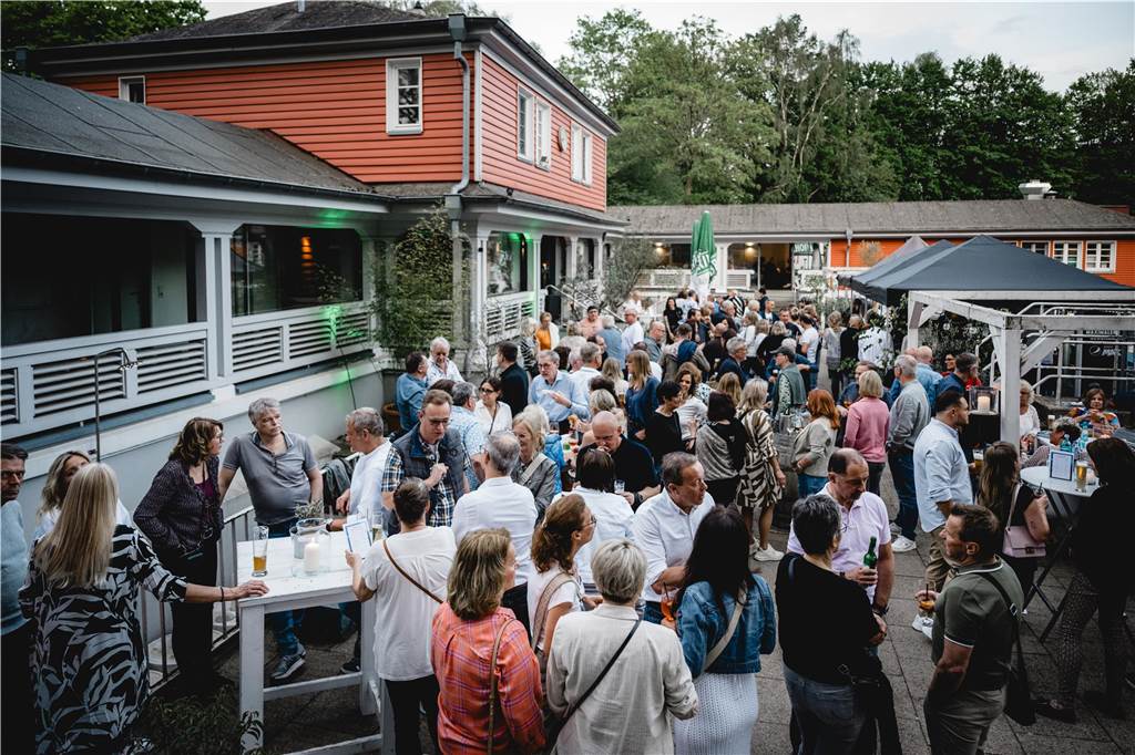 Im Parkbad Süd wurde in den Mai getanzt. Die Veranstaltung war schon im Voraus ausverkauft, die Stimmung – angeheizt von DJ Manuel Maurer – ausgelassen.