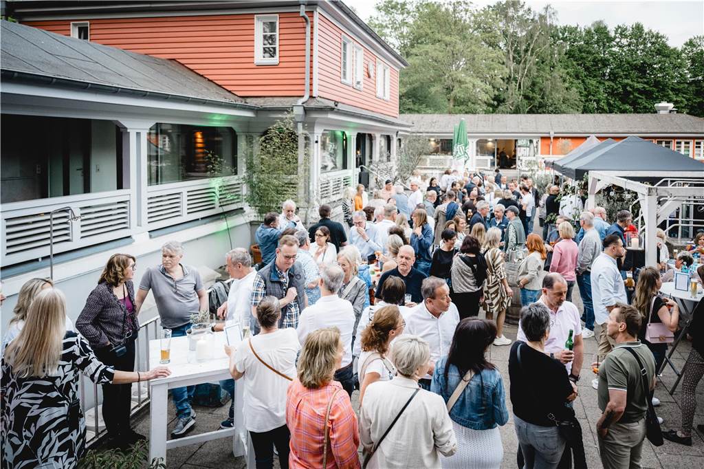 Im Parkbad Süd wurde in den Mai getanzt. Die Veranstaltung war schon im Voraus ausverkauft, die Stimmung – angeheizt von DJ Manuel Maurer – ausgelassen.