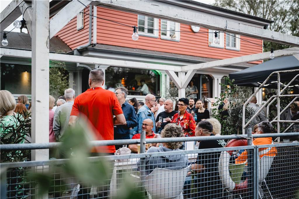 Im Parkbad Süd wurde in den Mai getanzt. Die Veranstaltung war schon im Voraus ausverkauft, die Stimmung – angeheizt von DJ Manuel Maurer – ausgelassen.