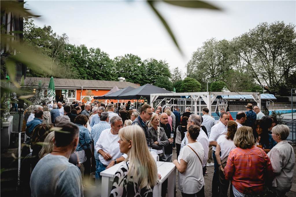 Im Parkbad Süd wurde in den Mai getanzt. Die Veranstaltung war schon im Voraus ausverkauft, die Stimmung – angeheizt von DJ Manuel Maurer – ausgelassen.